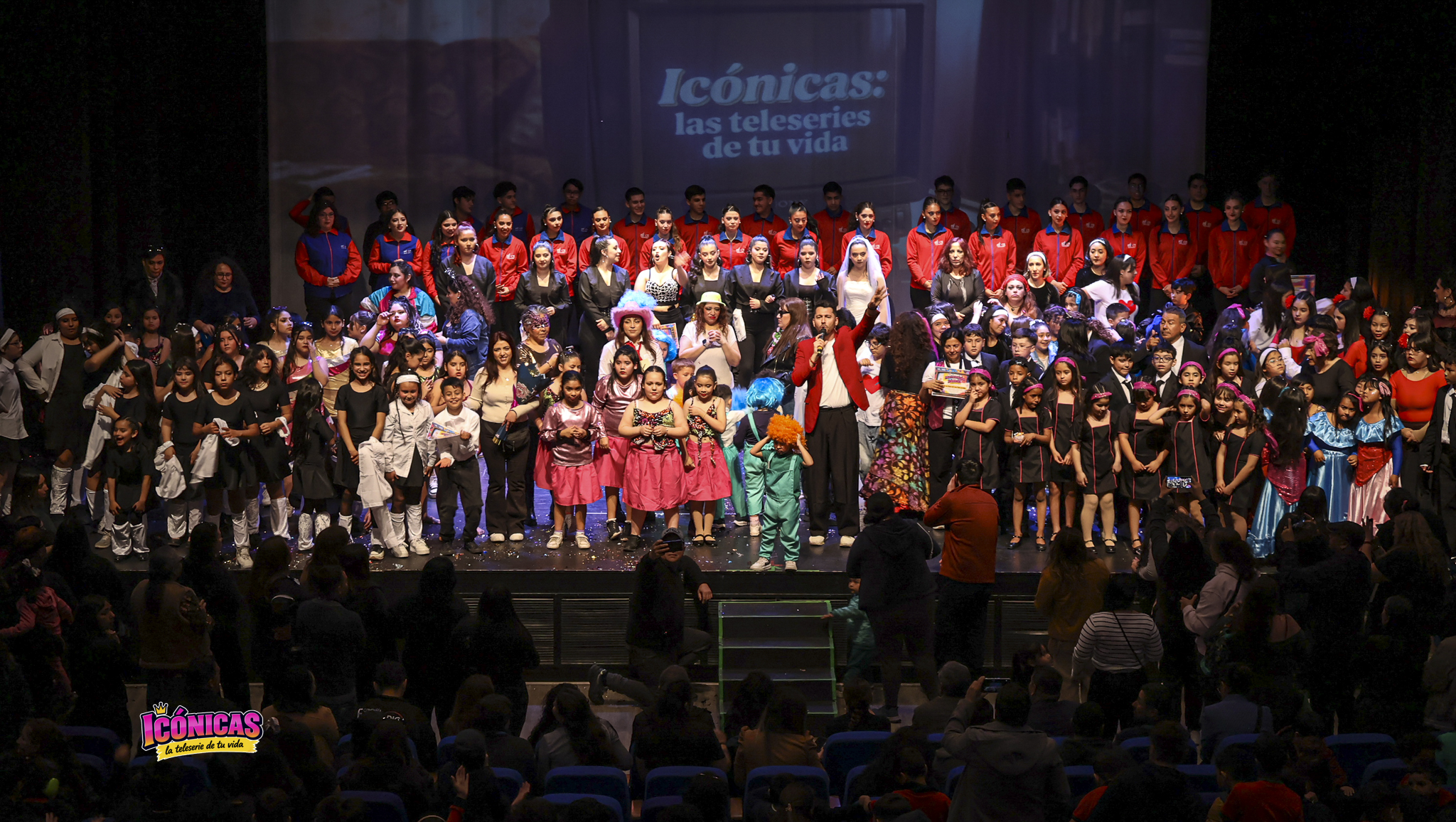 Estudiantes de la Educación Pública brillan en el Teatro de La Pintana con el exitoso musical «Icónicas, la teleserie de tu vida»