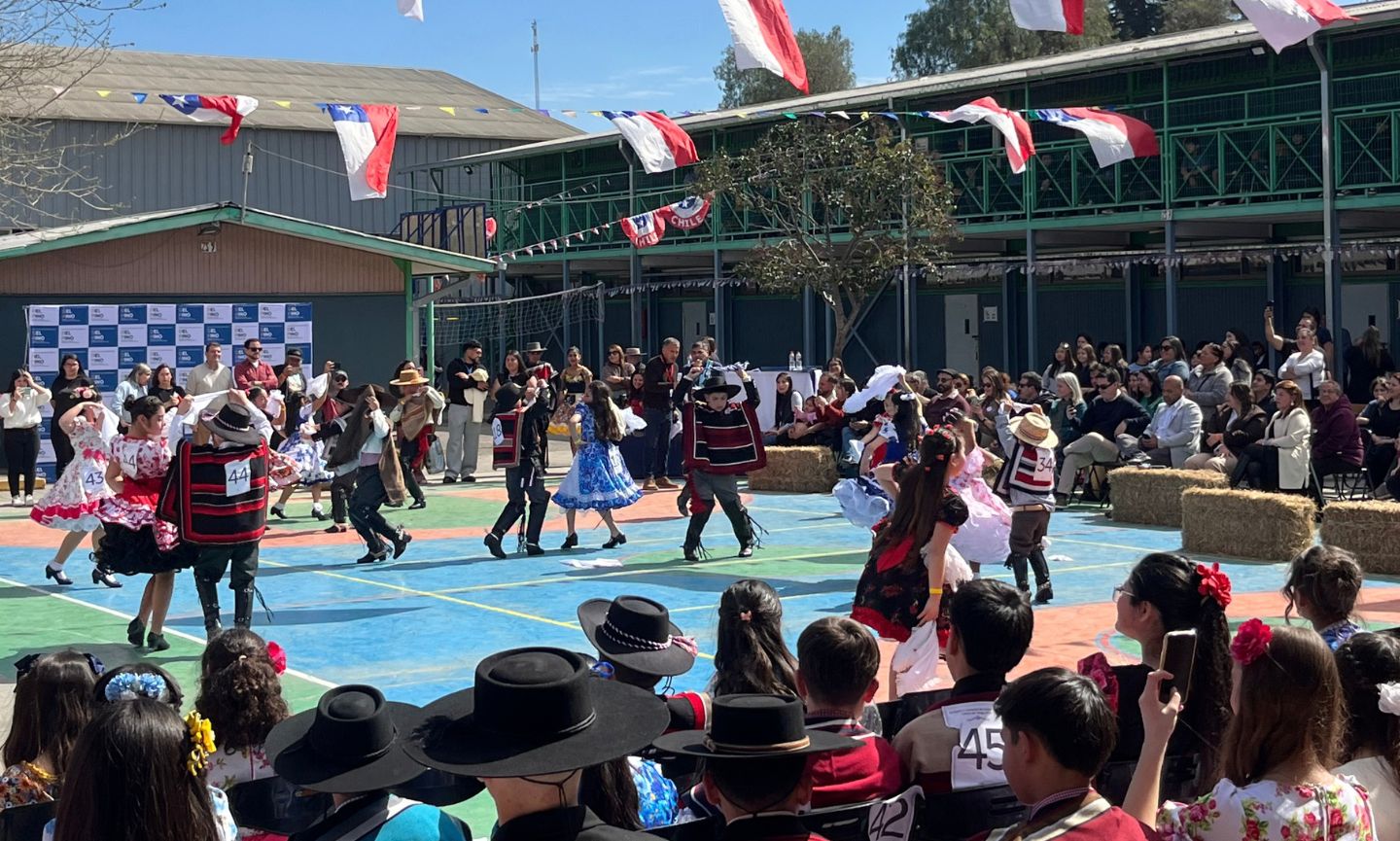 Nuestras raíces se toman la Educación Pública: Los Campeonatos Comunales de Cueca celebran la tradición, el compañerismo y la vida sana en el territorio SLEP Del Pino.